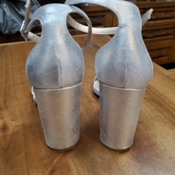 Pelle Moda Silver heels with rhinestone. Size 9 - Picture 4 of 7